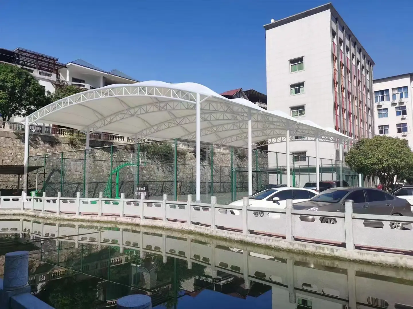 贵州沿河园区停车棚总在漏水生锈？源头膜结构厂家：按本地气候选材，避开三大坑