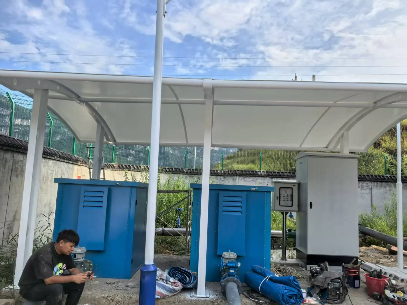 贵州沿河膜结构棚怎么选?多雨高湿山区,避开低价铁皮棚与劣质膜材坑