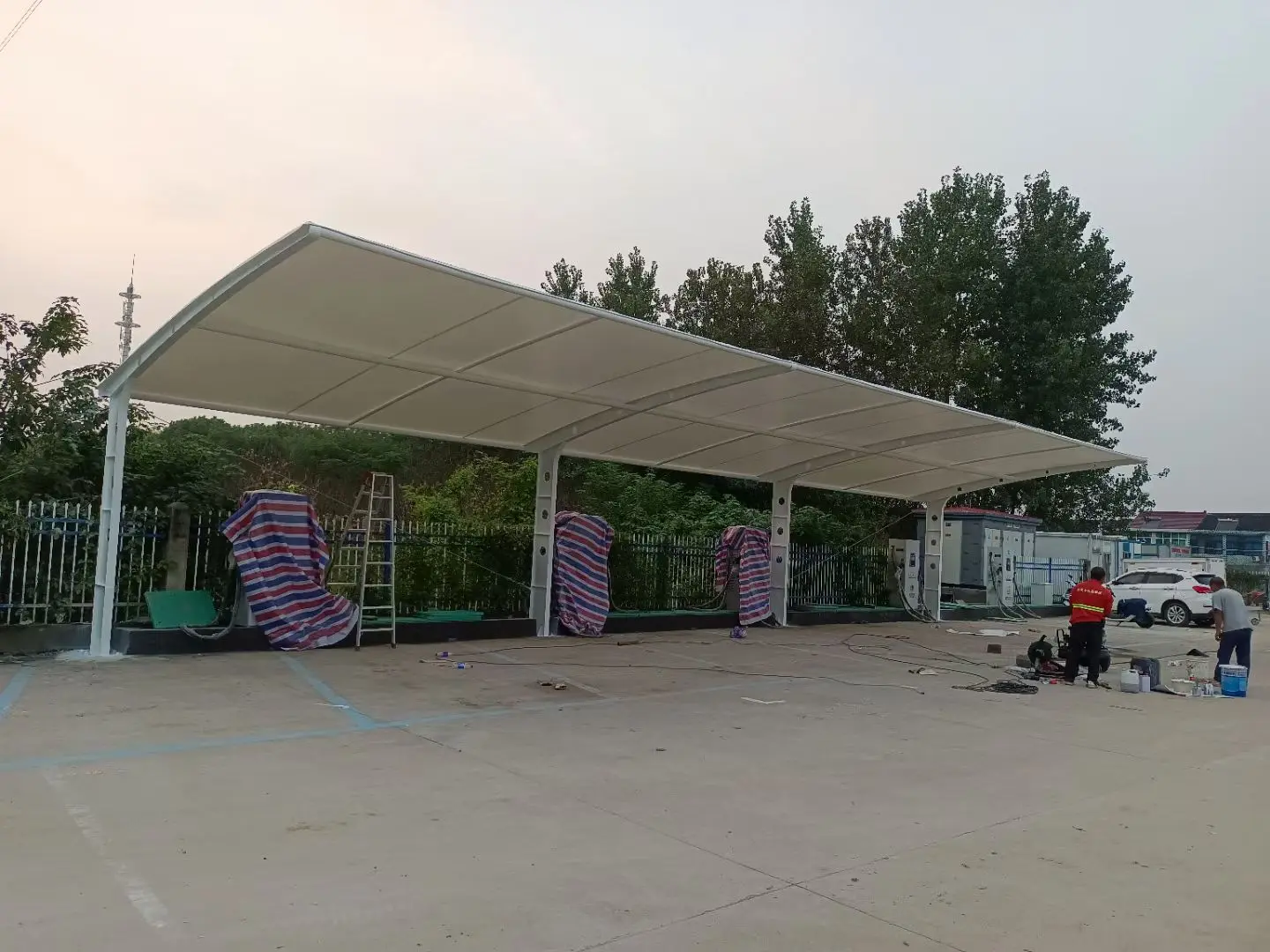 贵州沿河膜结构工程科普:山地多雨强紫外线环境,停车棚选材别只看低价